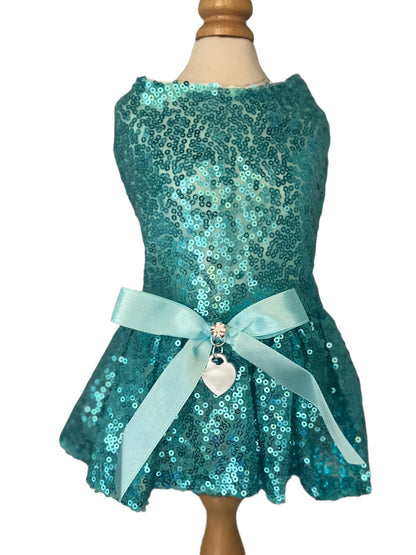 Introducing the Sniffany & CO, Sequin Glam Sniffany dress - a perfect blend of elegance and trendiness. Adorned with a satin bow, ruffled mesh inner skirt, and the iconic 'Return to Sniffany Heart' charm, this dress will make your pet the star of the show. Hand-wash with care, suitable for cats and dogs.